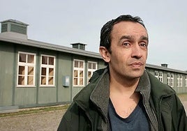 El historiador Benito Bermejo, junto a los barracones del campo de Mauthausen.