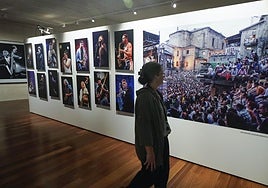 Una visitante de 'Jazzaldia. Viaje visual' este viernes en la sala Laboratorio de San Telmo