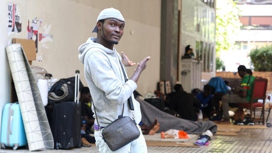 Oumar S. de 27 años, muestra los soportales donde están asentados en la plaza Cofradías Donostiarras.