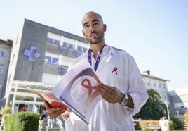 El coordinador del Plan del Sida e ITS, Oskar Oyarbide, posa en el Hospital Universitario de Donostia.