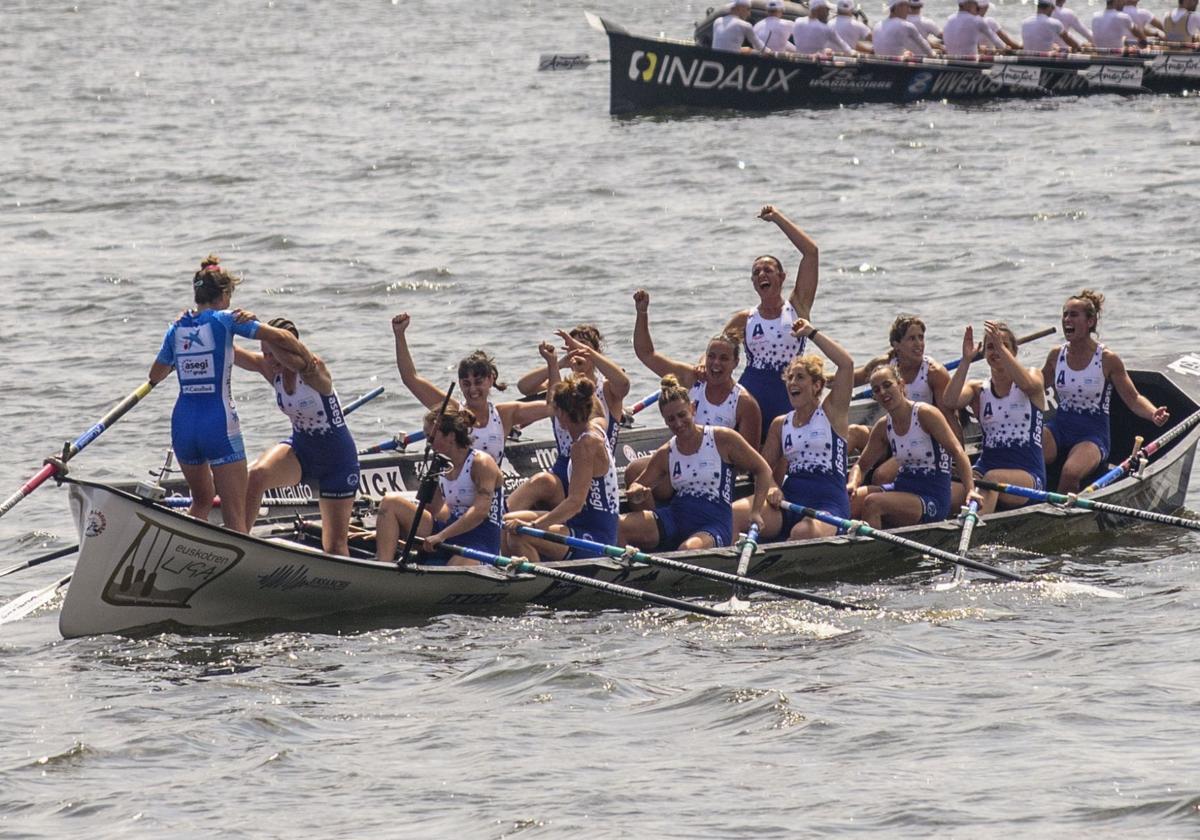 Arraun Lagunak celebra su victoria el pasado domingo en Sestao.
