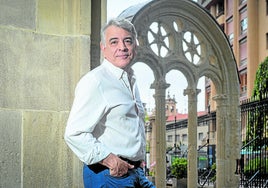 El presidente del PP vasco, Javier de Andrés, ayer en los exteriores del Parlamento Vasco.