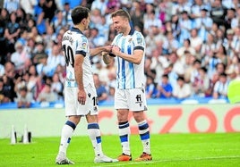 Illarramendi coloca a Oyarzabal el brazalete en el último partido del de Mutriku.