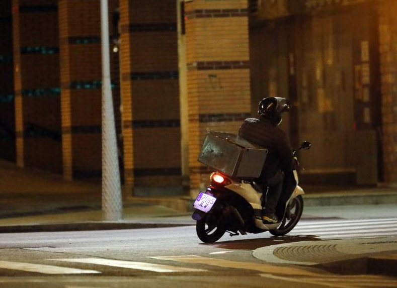 Repartidor en moto ajeno a esta información.