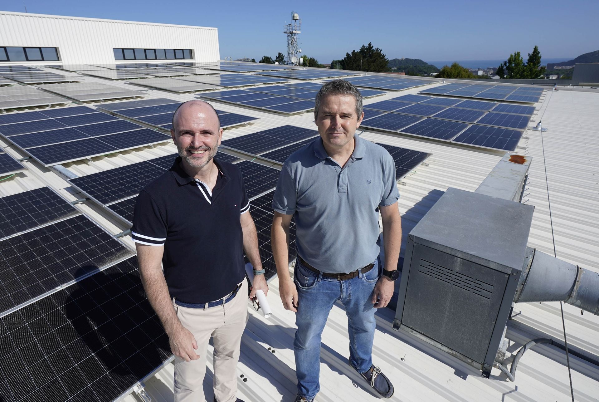 Igor Jainaga, director de Explotación e Ingeniería de EITB, junto a Igor Udaondo, jefe de Mantenimiento, y a los 750 paneles solares.
