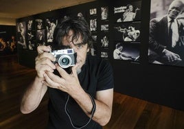 Lolo Vasco, comisario de la exposición, con su cámara y algunas de sus fotografías, este viernes en San Telmo.