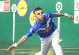 Jon Ander Peña trata de recoger una pelota baja.