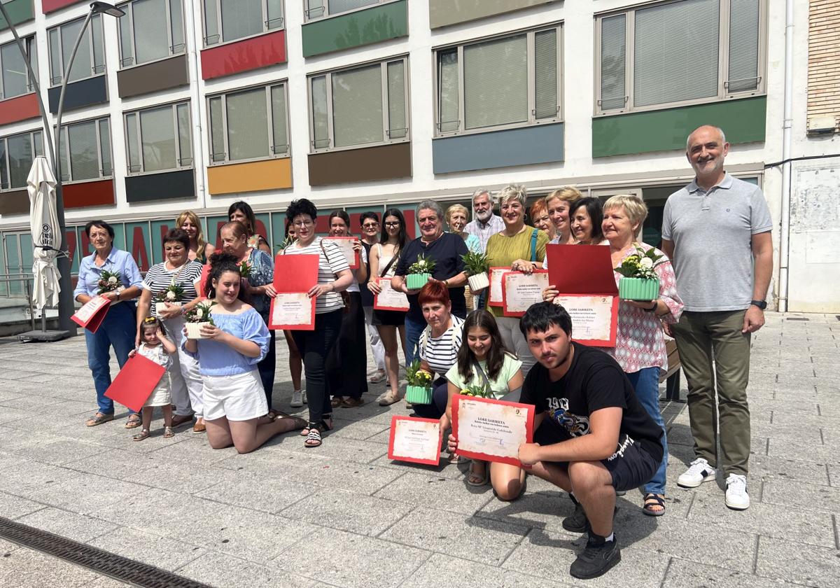 Foto de familia de todos los premiados en el acto celebrado este viernes al mediodía en la casa de cultura de Zumarraga.