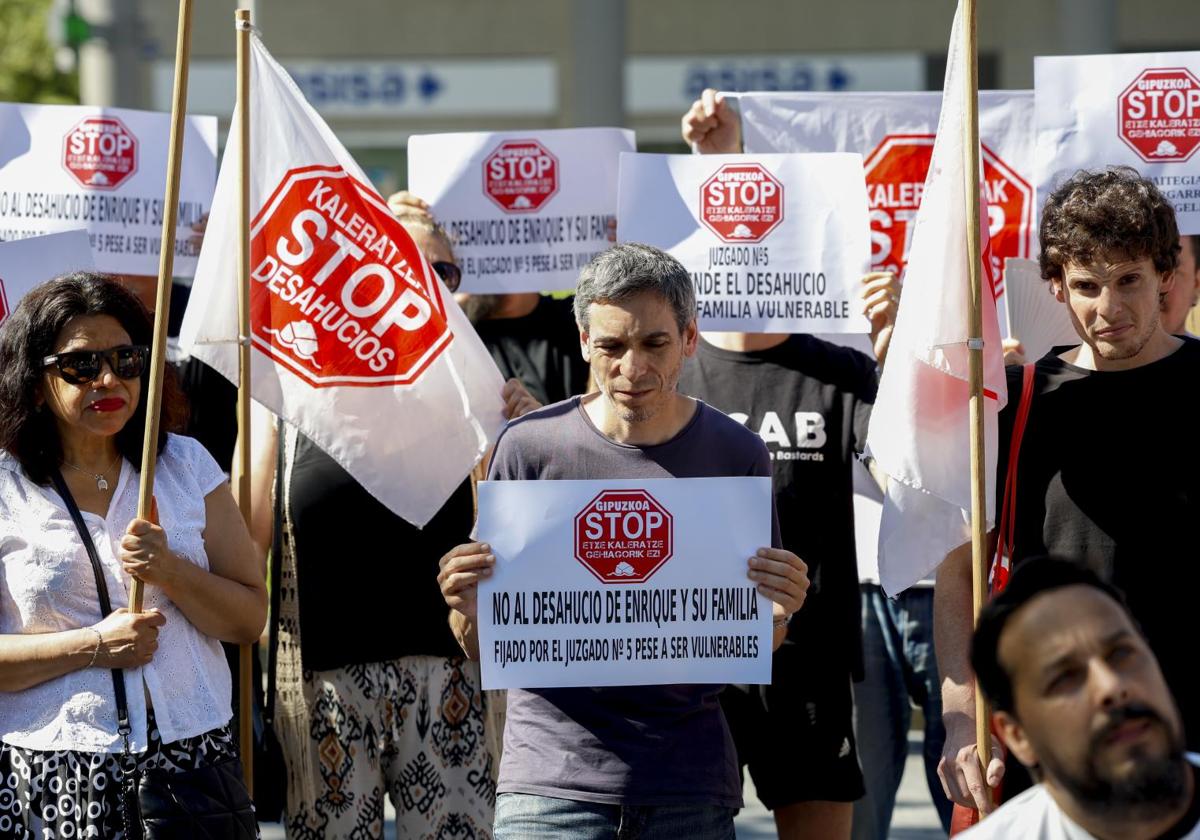 Concentración de la plataforma Stop Desahucios Gipuzkoa para