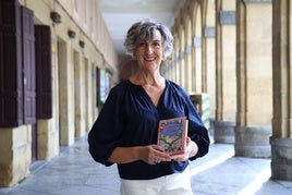 Yolanda Arrieta, ostiralean, 'Jostorratza eta haria' liburuaren edizio berriarekin.