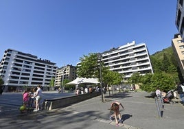 Plaza del barrio Larramendi, zona en la que se reunirá el Ayuntamiento con sus vecinos.
