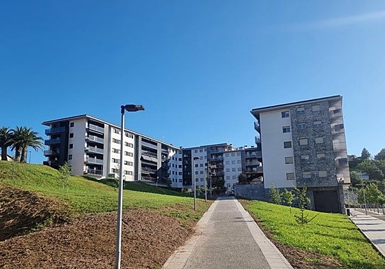 Ampliación de vía y alumbrado en el camino hacia la plaza Ierdi.