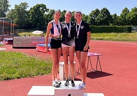 Eider Redondo, a la derecha de la imagen, logró la medalla de plata en longitud en el Campeonato de Euskadi.