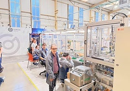 Los trabajadores de Gureak realizan labores de ensamblaje de cableado de los faros de vehículos.
