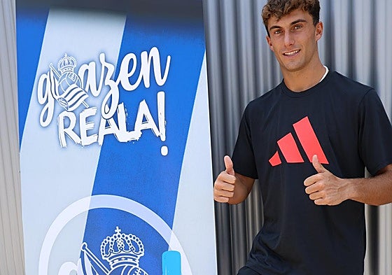 Goti alza los pulgares de sus manos junto al logotipo de Goazen Reala!