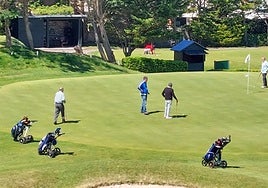 Varios jugadores en el hoyo 9 del Real Golf Club de Zarautz.