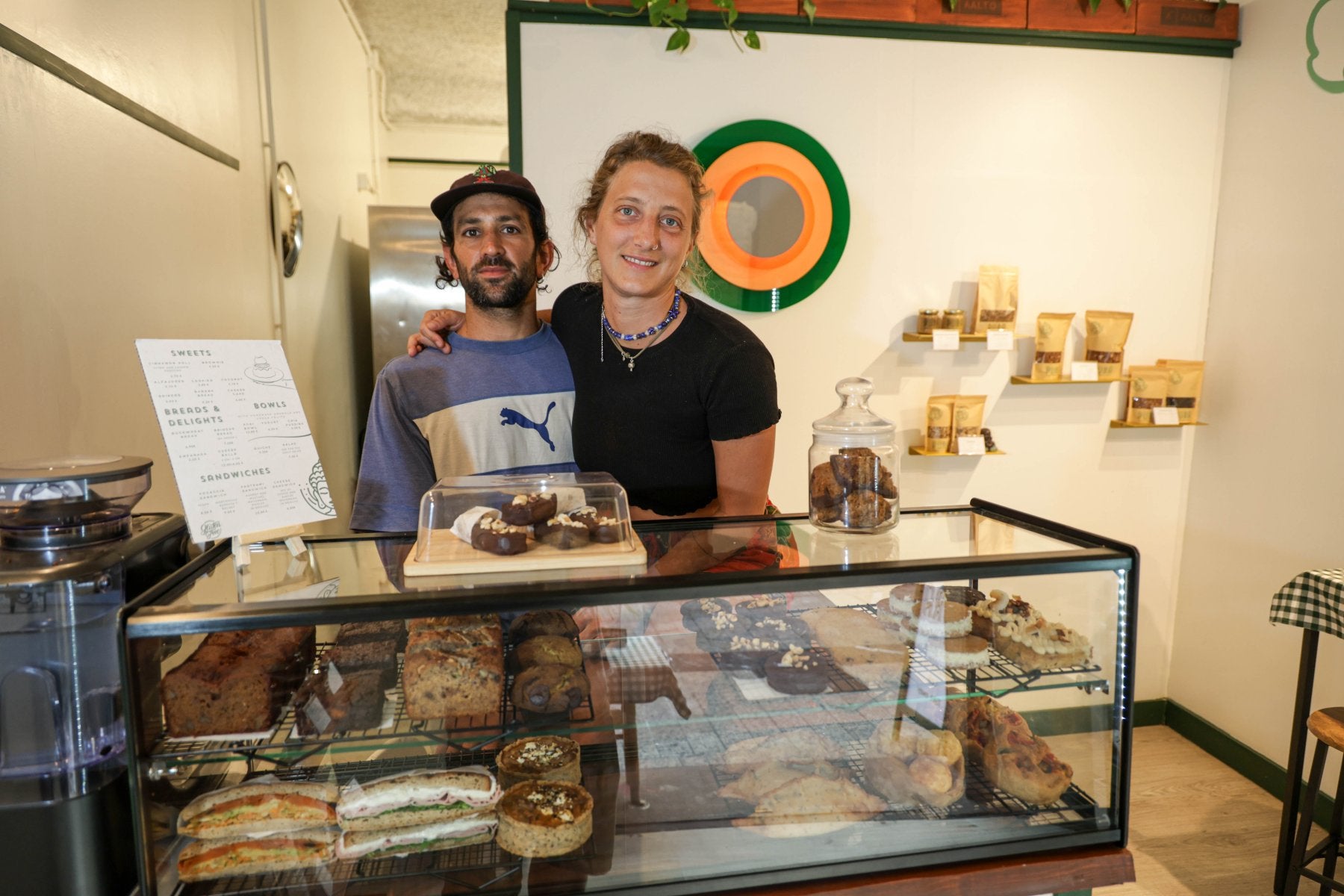 Carolina y Diego con las delicias dulces y saladas que han vuelto locos a los padres y hermanos de tanto campeón de la Donosti Cup.