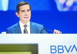 El presidente del BBVA, Carlos Torres, durante la junta de accionistas extraordinaria en la que se aprobó la ampliación de capital para el canje.