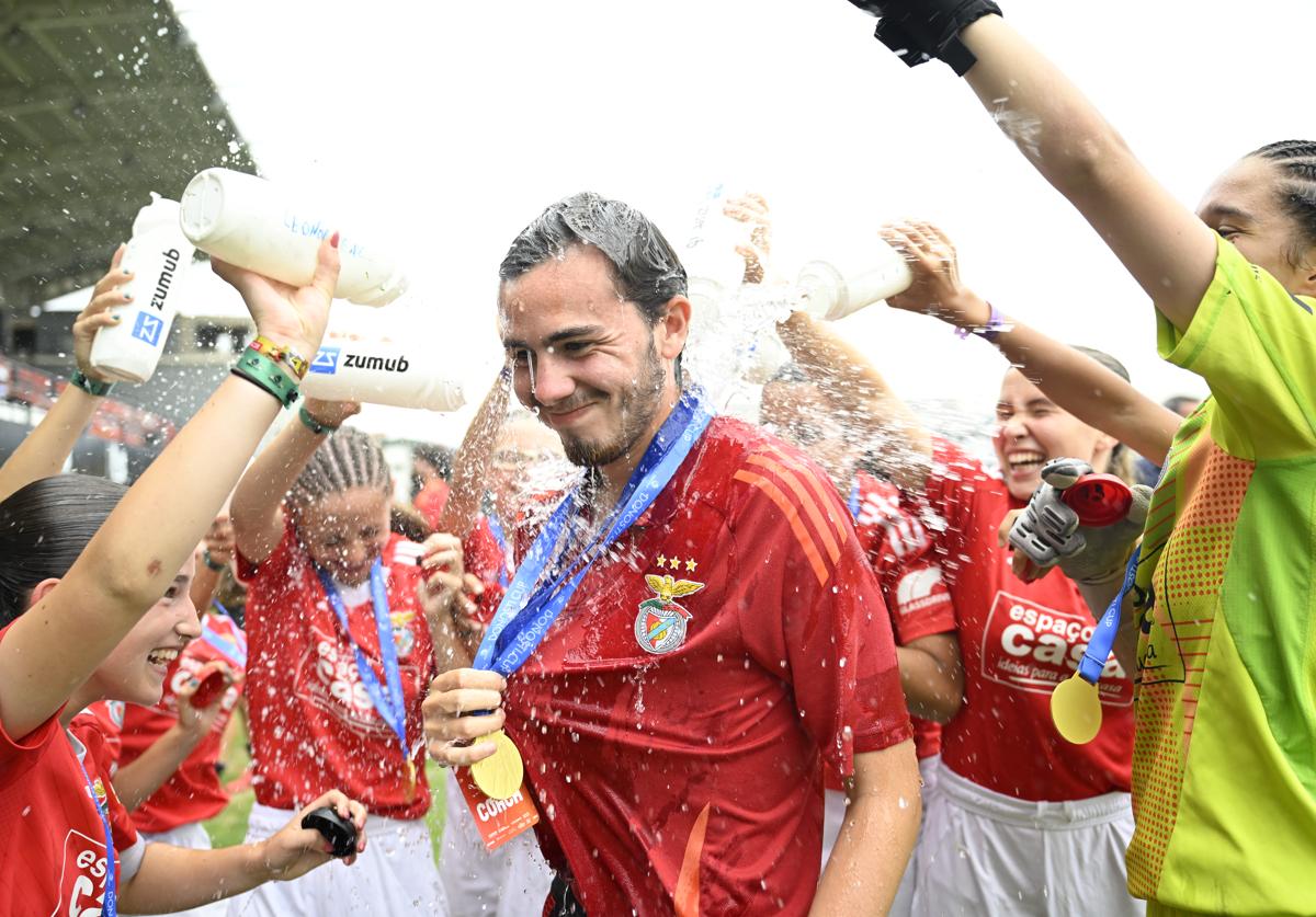 Las chicas del Benfica 'duchan' a su entrenador