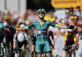 Jonathan Milan celebra la victoria de etapa en el Tour de Francia.