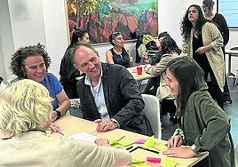 Una de las reuniones celebradas en Etxezabala.