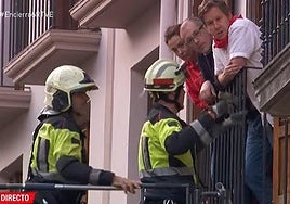 Los bomberos llegan hasta el trozo de balcón desprendido justo antes del sexto encierro en la calle Santo Domingo.