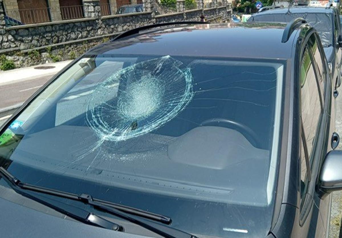 Uno de los coches afectados en Hondarribia con la luna delantera reventada.