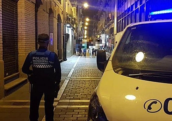 Policía Municipal por el casco antiguo de Pamplona.