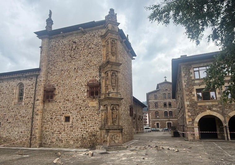 Desprendimiento en la universidad de Oñati provocada por el impacto de un rayo.