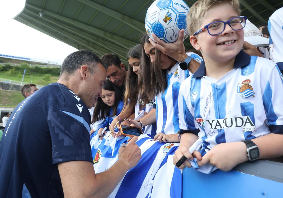El entrenador txuri-urdin firma autógrafos a los aficionados que fueron al último entrenamiento a puerta abierta.