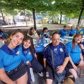 Los de Azkuene celebraron una multitudinaria comida popular en la calle que sirve de frontera con Donostia.