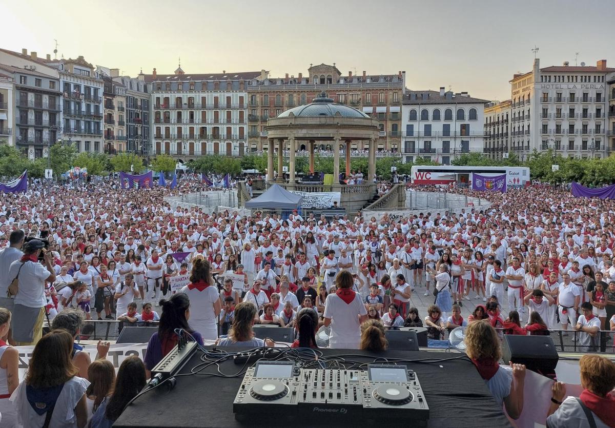 Protesta masiva contra las agresiones sexistas en Sanfermines