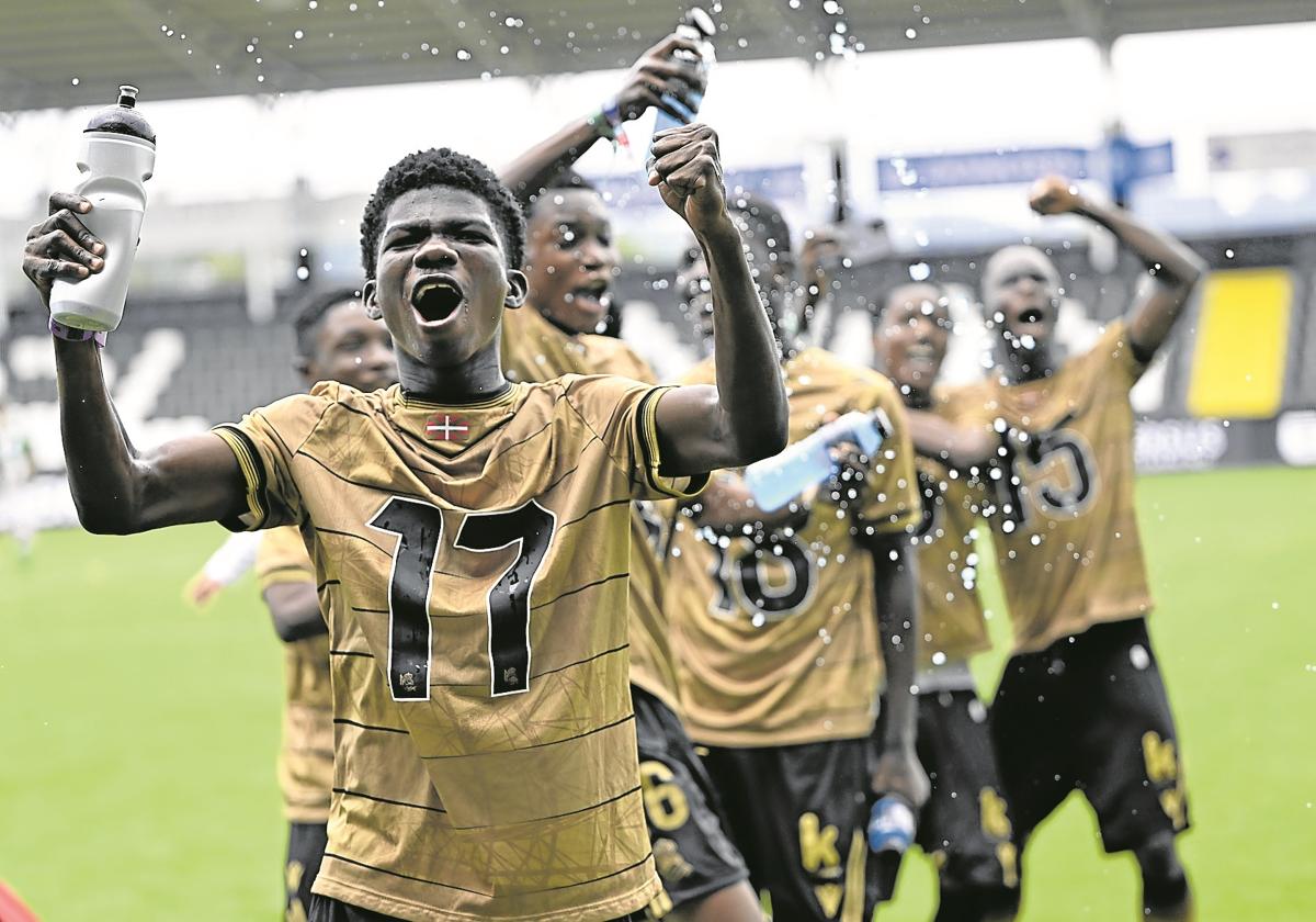 African Talent FA celebra su victoria en la final
