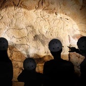 Visitantes en la réplica de Ekainberri, donde está la muestra.