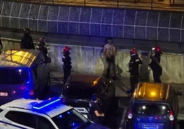 Efectivos de la Ertzaintza rodean a la persona detenida anoche en el despliegue de Ordizia.