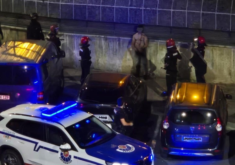 Efectivos de la Ertzaintza rodean a la persona detenida anoche en el despliegue de Ordizia.