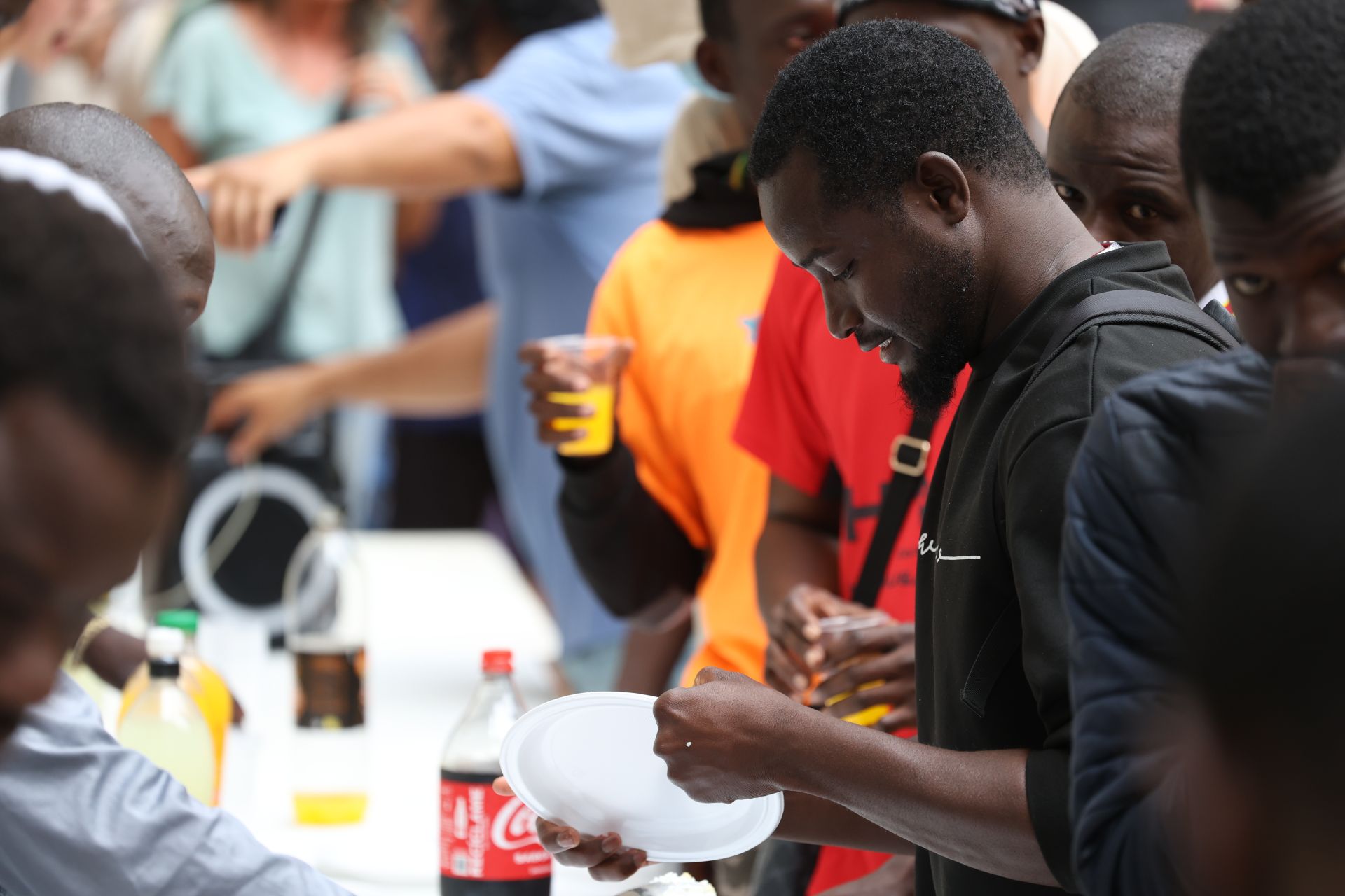 Los refugiados malienses cocinan para los vecinos de Amara
