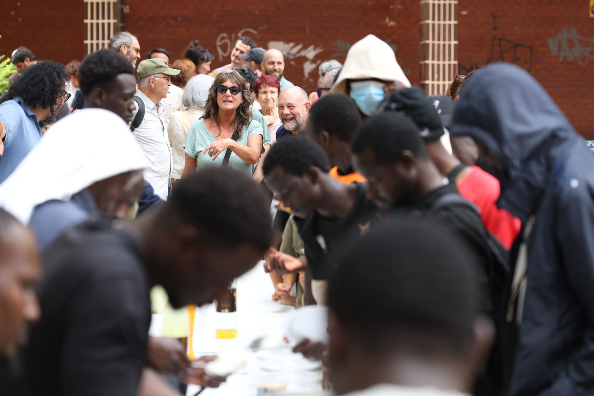 Los refugiados malienses cocinan para los vecinos de Amara