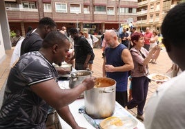 Los malienses asentados en Amara han cocinado platos típicos de su país para los vecinos del barrio.