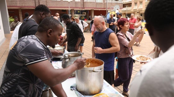 Los malienses asentados en Amara han cocinado platos típicos de su país para los vecinos del barrio.