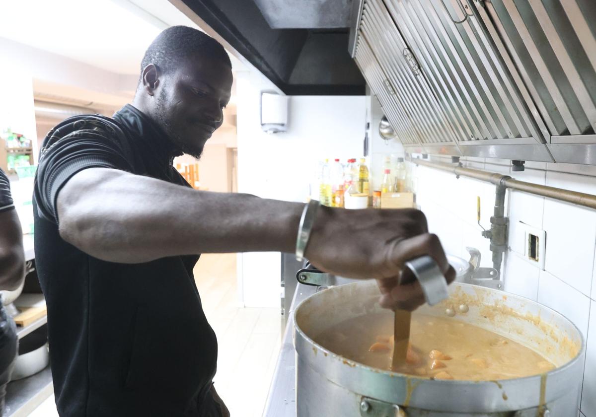 Los refugiados malienses cocinan para los vecinos de Amara
