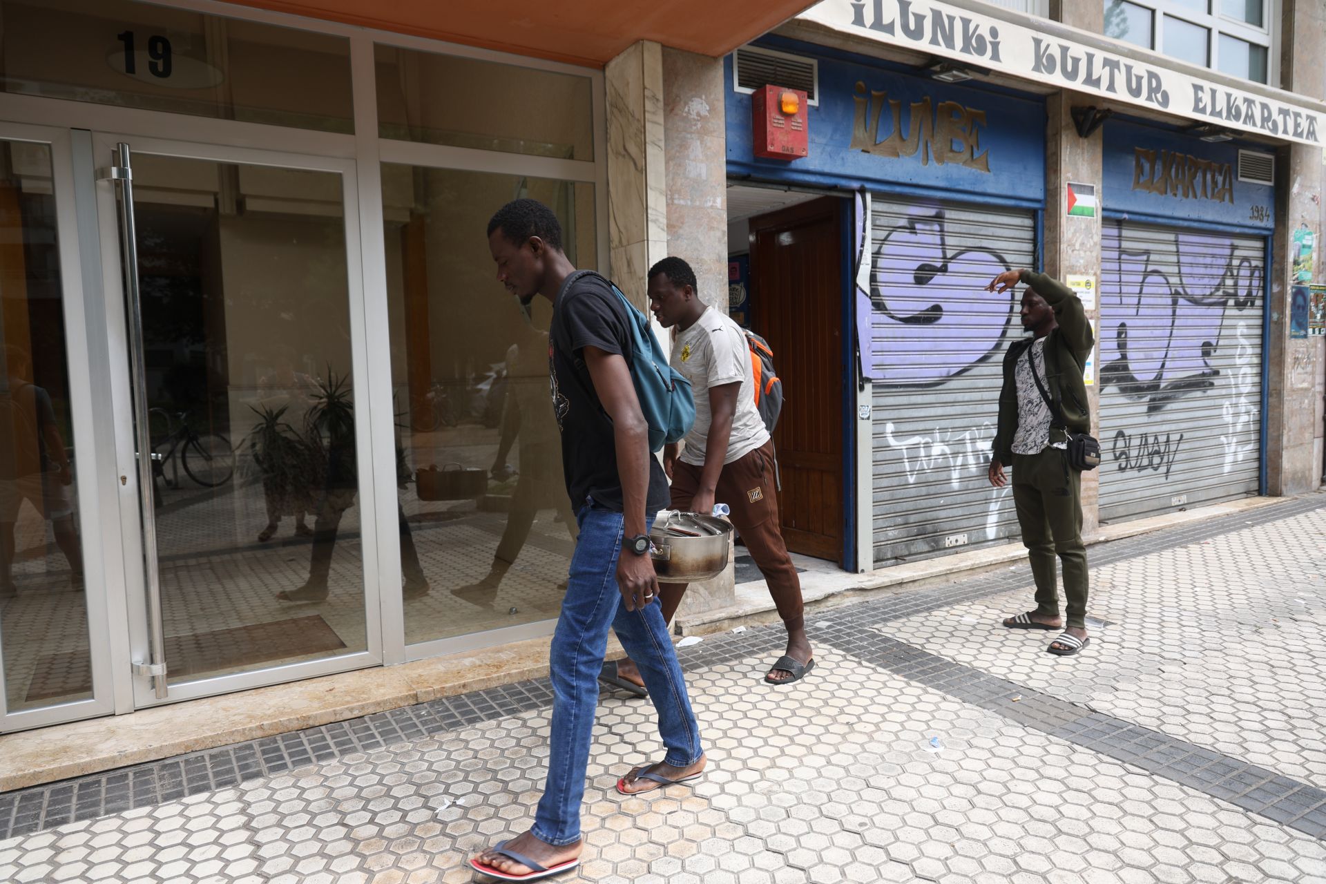 Los refugiados malienses cocinan para los vecinos de Amara