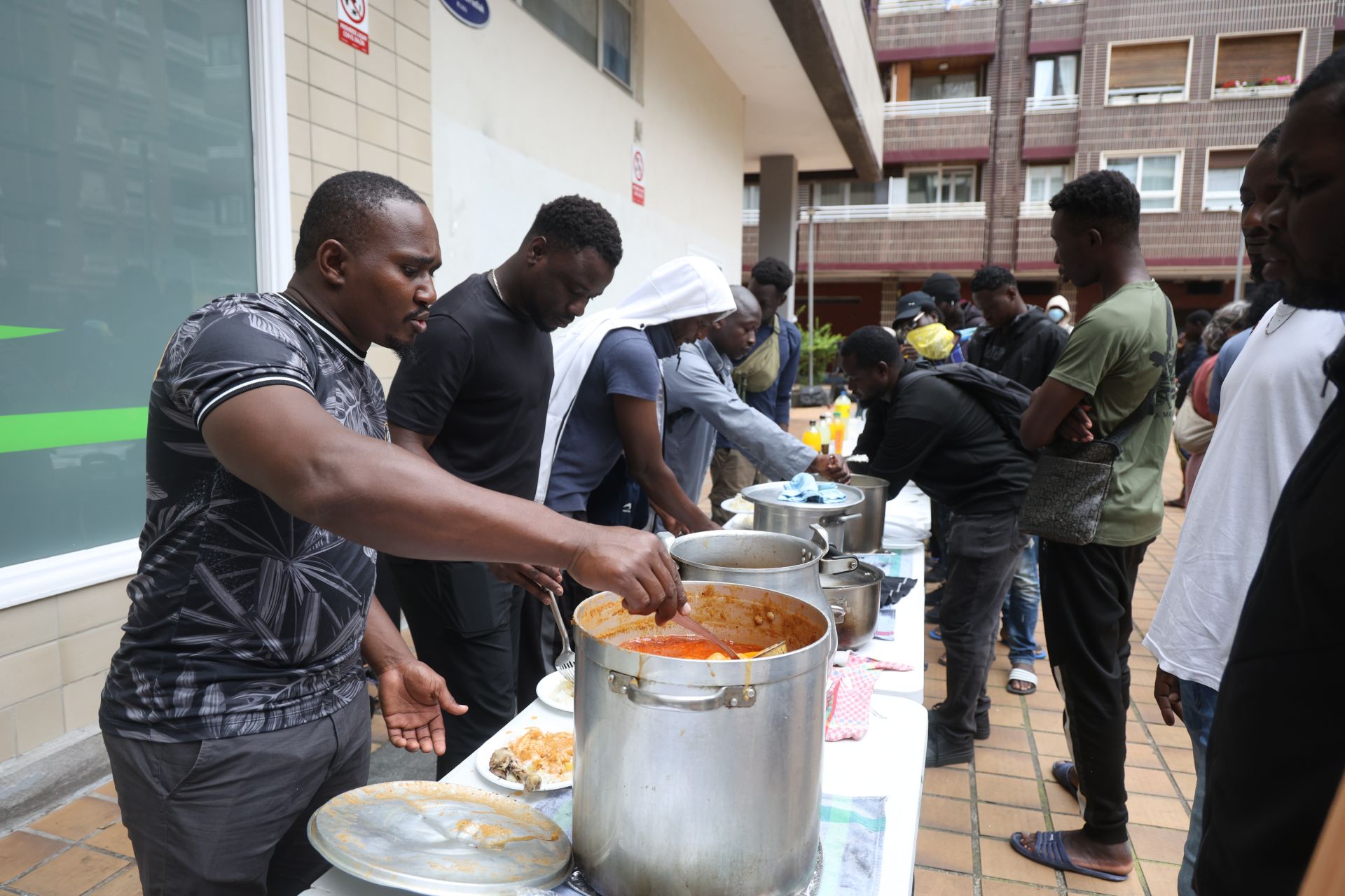 Los refugiados malienses cocinan para los vecinos de Amara
