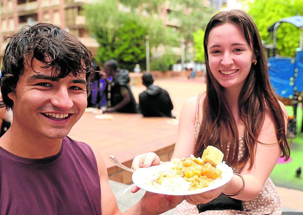 Imagen secundaria 1 - Algunos jóvenes malienses reparten la comida a vecinos de Amara. Debajo, Iker Lorenzo y Amaia Cilveti muestran su plato de maffe y vecinos del barrio hacen cola para recibir su ración de comida maliense.