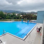Piscinas de Azkoitia, donde se ha producido el incidente con el cloro, tras la evacuación.