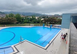 Piscinas de Azkoitia, donde se ha producido el incidente con el cloro, tras la evacuación.