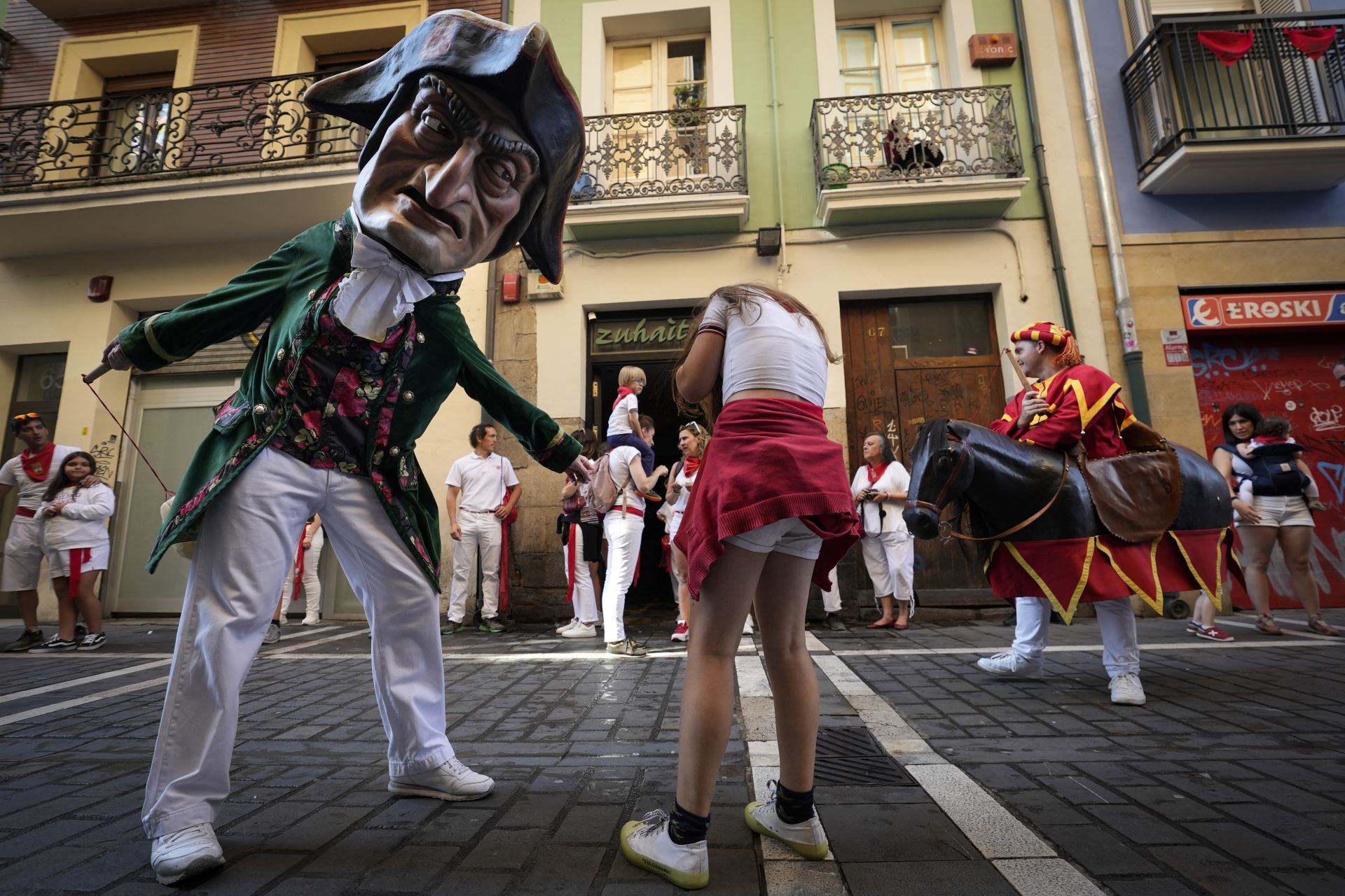 Los cabezudos atacan en Pamplona.