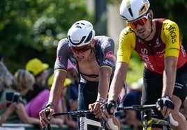 Mathieu van der Poel cruza la meta junto al ezkiotarra Alex Aranburu.
