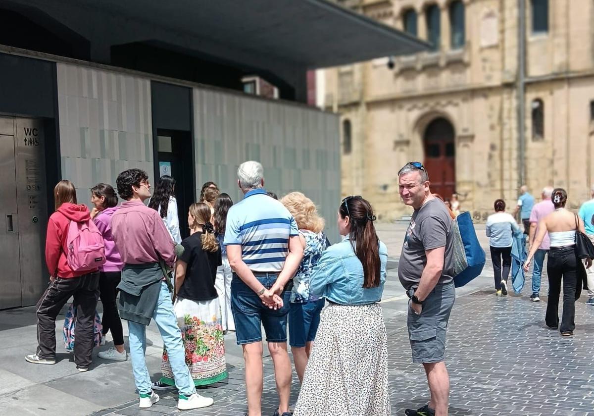 Comenta Mikel L.: «Cualquier tiempo pasado fue mejor, cuando en esa esquina del Portaaviones del Muelle había una encargada de mantener abiertos y limpios los servicios públicos. Ahora, uno de estos váteres automáticos está siempre estropeado y las colas son constantes».