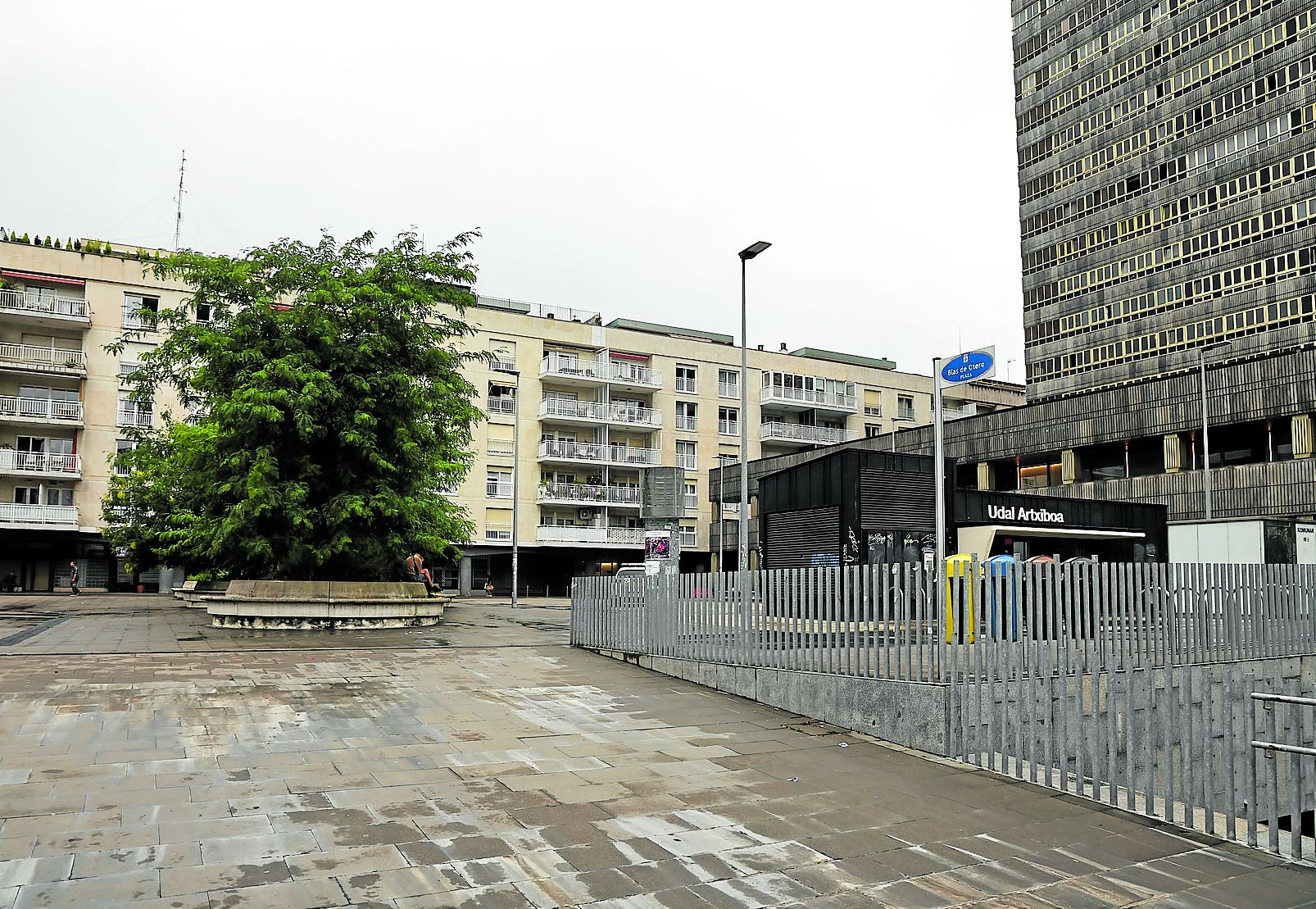 Plaza Blas de Otero de Egia, en la que previsiblemente se ubicará la futura comisaría que compartirán la Guardia Municipal y la Ertzaintza.